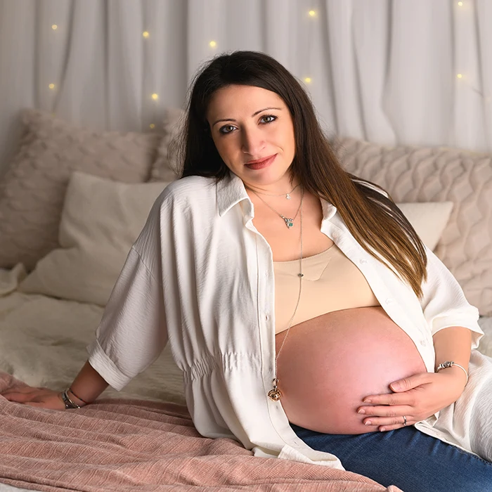Professional maternity photo editing for natural and beautiful portraits